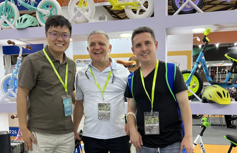 Искра едет в Шанхае Bike Fair